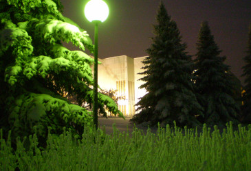 Katuvalo pimeässä talvi-illassa Kulttuuritalo Virran takana.