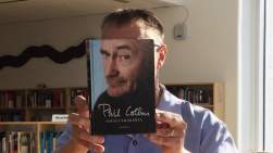 Phil Collinsin kirja kuvattavan naaman edessä