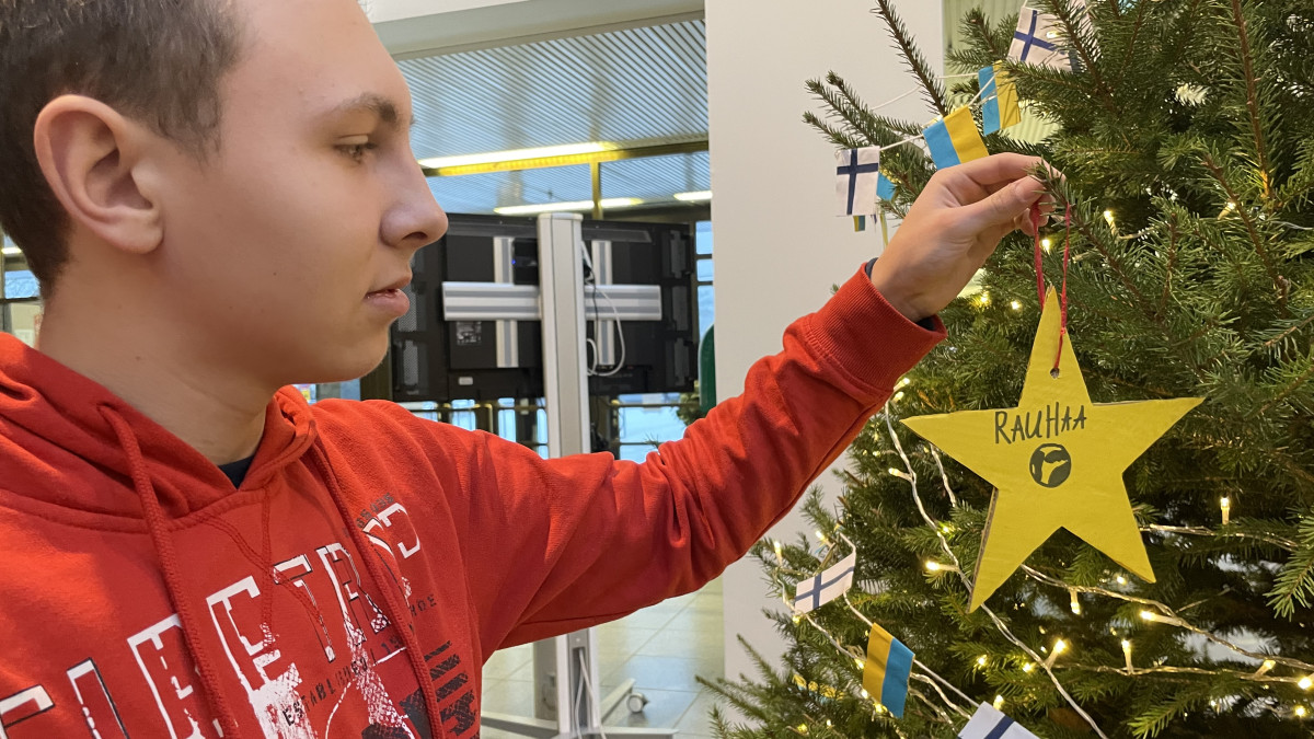 Украинец Даниил Кабанов. повесить на елку звезду с пожеланиями мира.