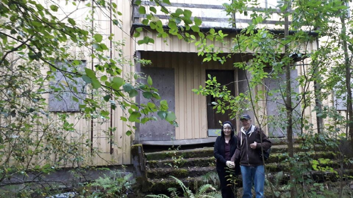 Seppo and Eeva Kainulainen in the yard of Eeva's old home.
