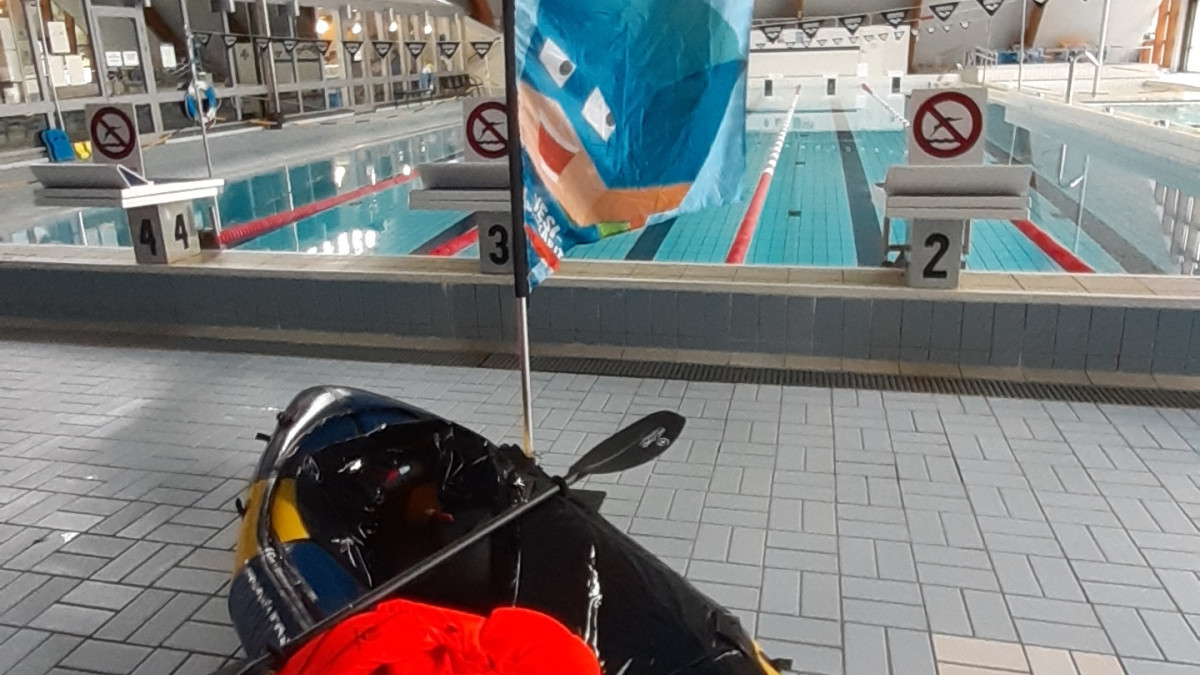 Kanootti ja vesisankarit-lippu uimahallissa.