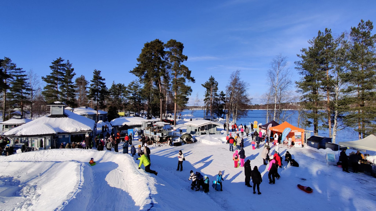 Люди на зимнем мероприятии Kalastuspuisto зимой 2022 года.