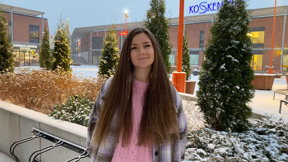 Johanna Mäkinen kuvattuna talvisella Imatran Koskentorin edustalla.