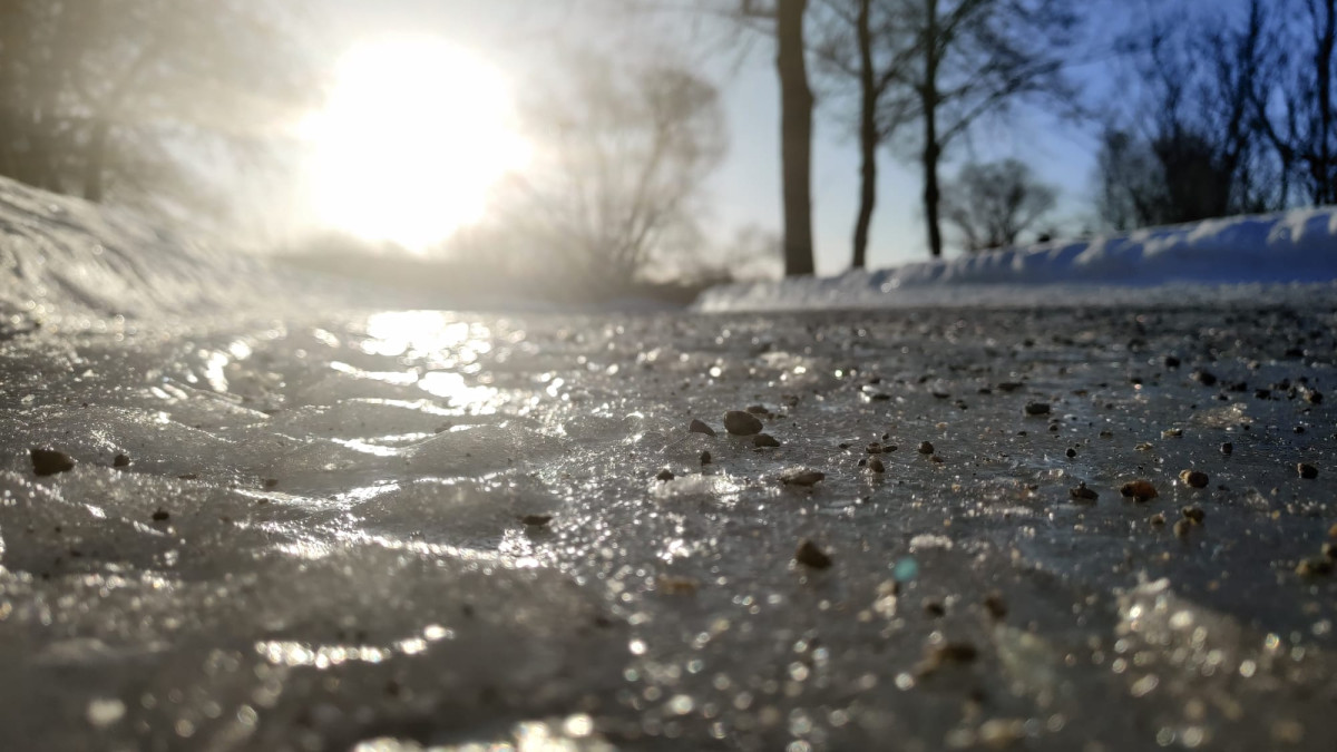 Jäinen hiekoitettu tie.