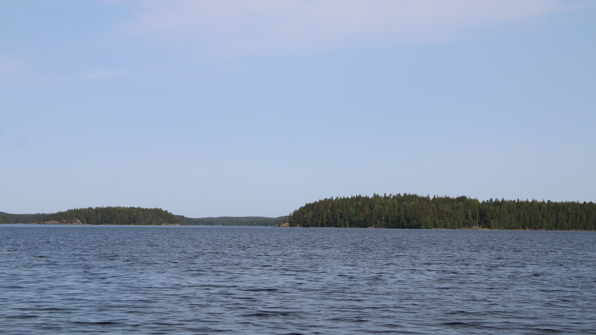 Järvi, jonka vastarannalla on metsää.
