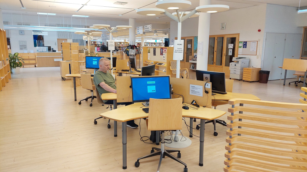 Computer tables used by library customers.