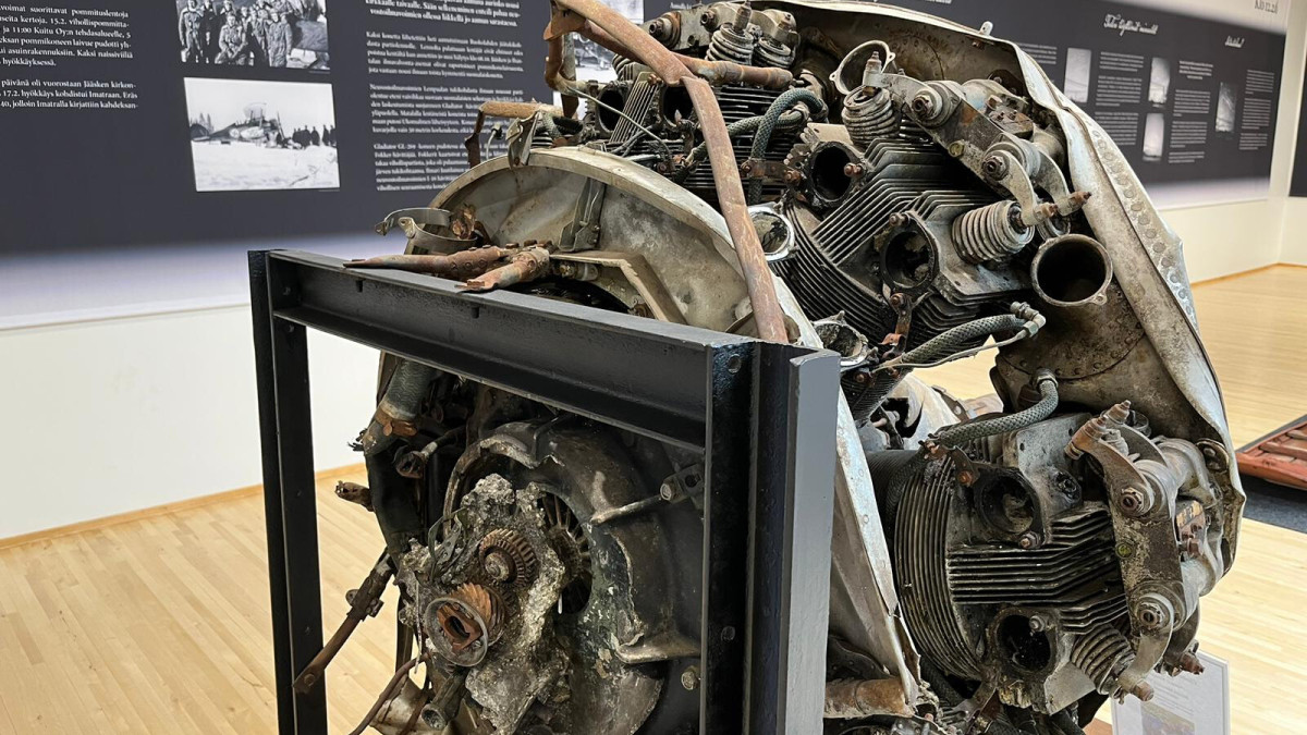 Vanha lentokoneen moottori museon näyttelyssä.