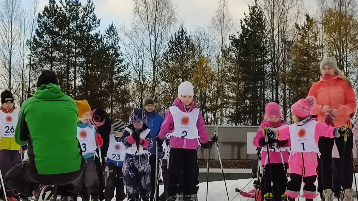 Lapsia hiihtokilpailuissa ensilumenladun avajaistapahtumassa.
