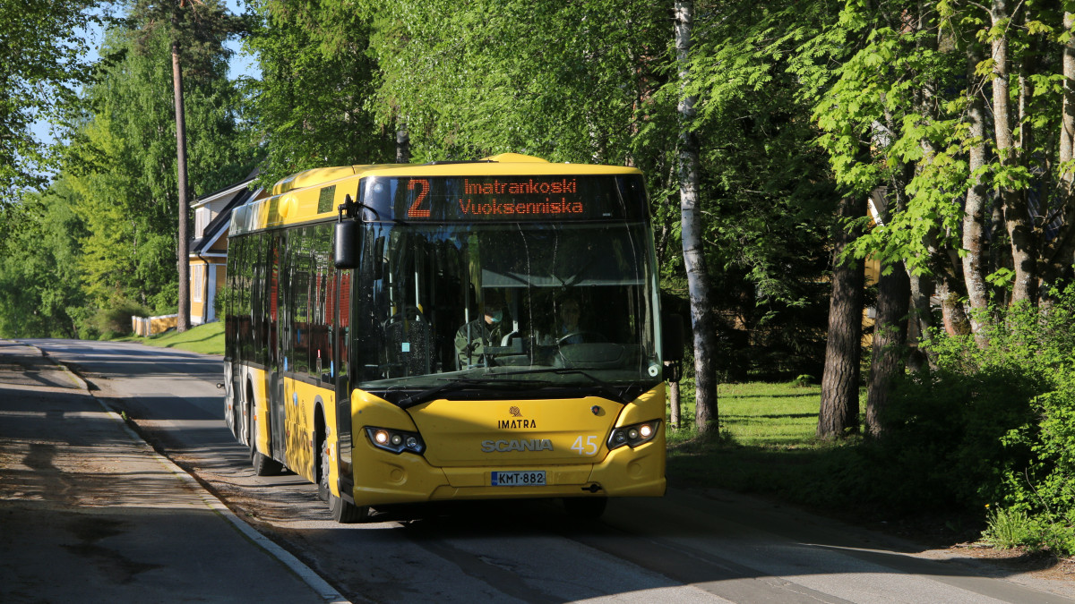 Imatran keltainen linja-auto kapealla kadulla kesällä.