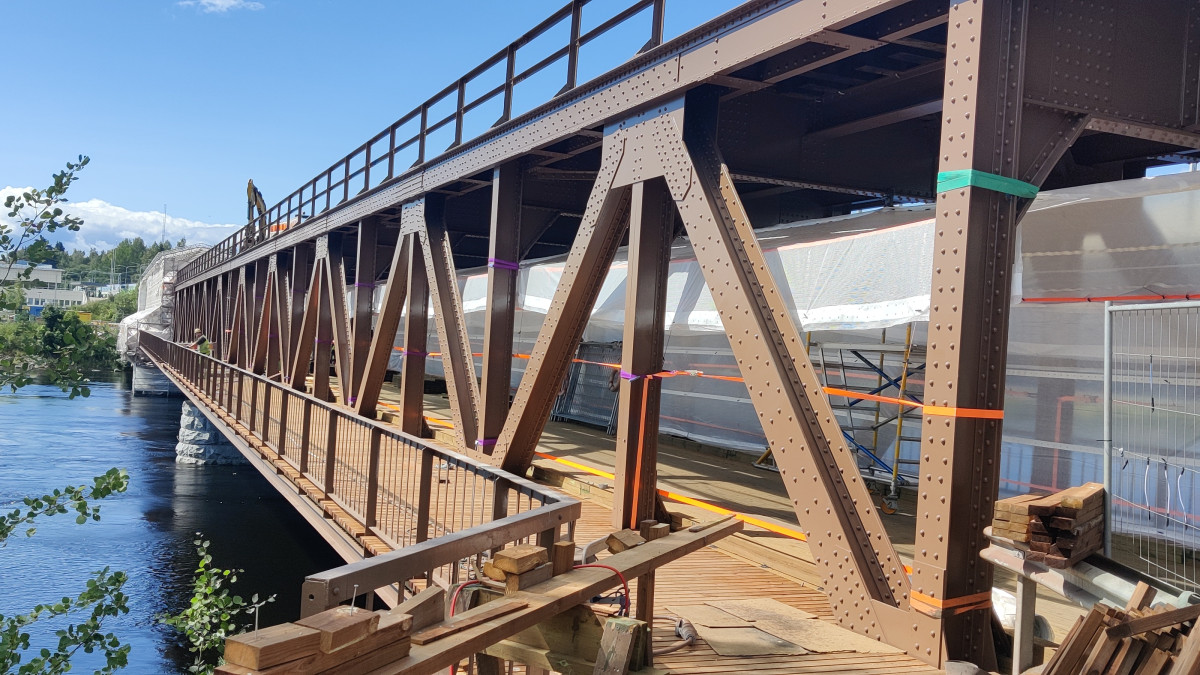 The old Mansikkakoski railway bridge crossing the river is being renovated.