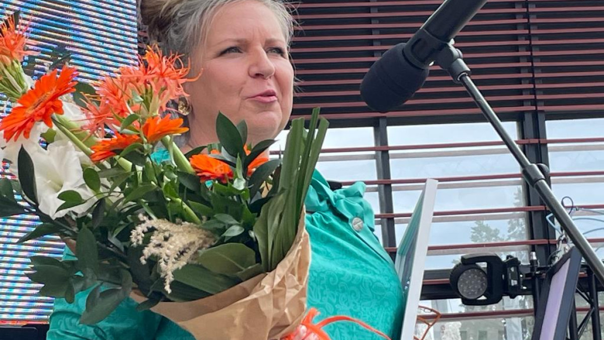 Tiina with the award flowers in her hand gives a speech of thanks.