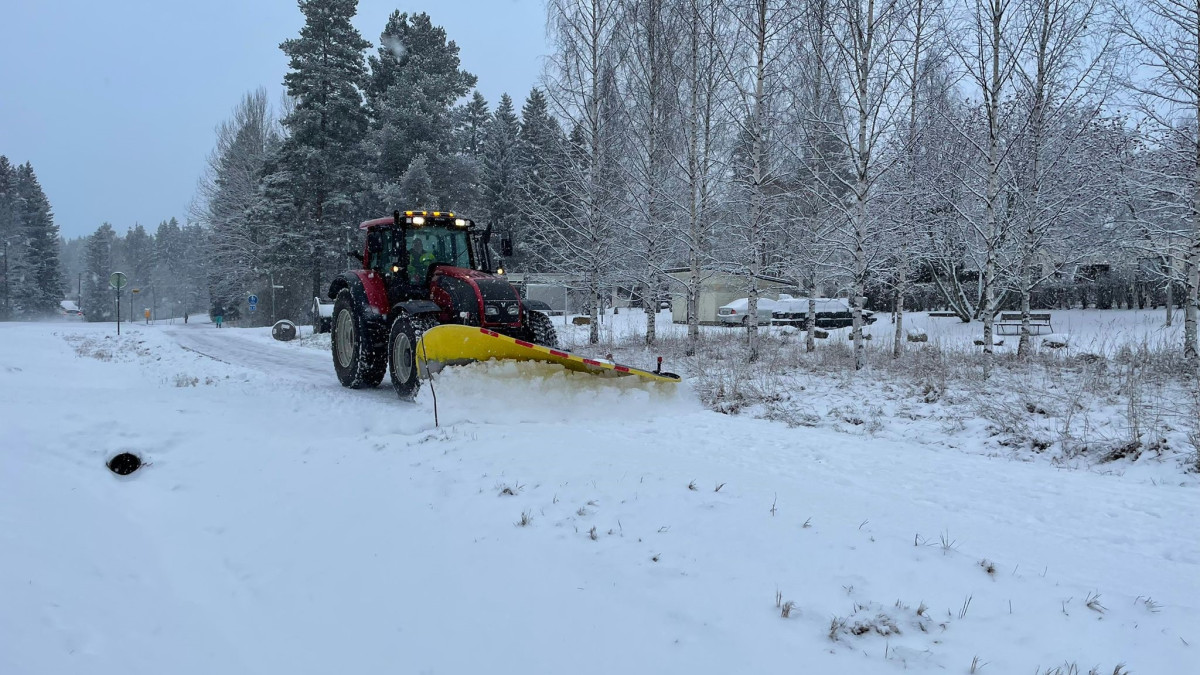Traktori auraa lunta.