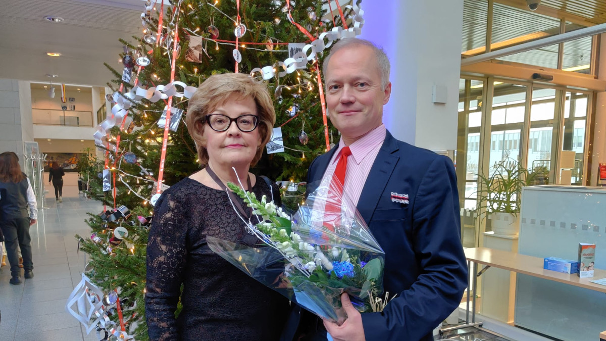 Hyvinvointilautakunnan puheenjohtaja Irma Hujanen ja taidepalkinnon saanut Samuli Saarela.