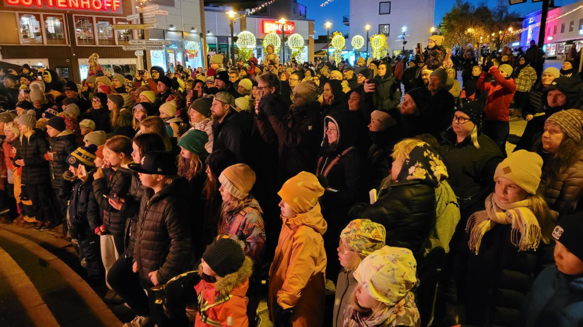 The public at Koskenpartaa in Imatra during the evening lighting in winter.