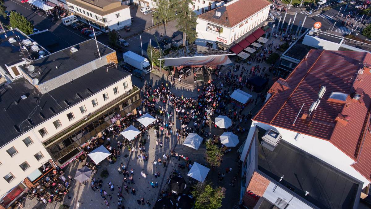 Вид с воздуха с Иматранкоски. Слева на снимке Вяэрятало, справа Напинкулма и множество людей на пешеходной улице.