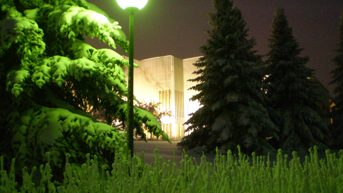 Katuvalo pimeässä talvi-illassa Kulttuuritalo Virran takana.