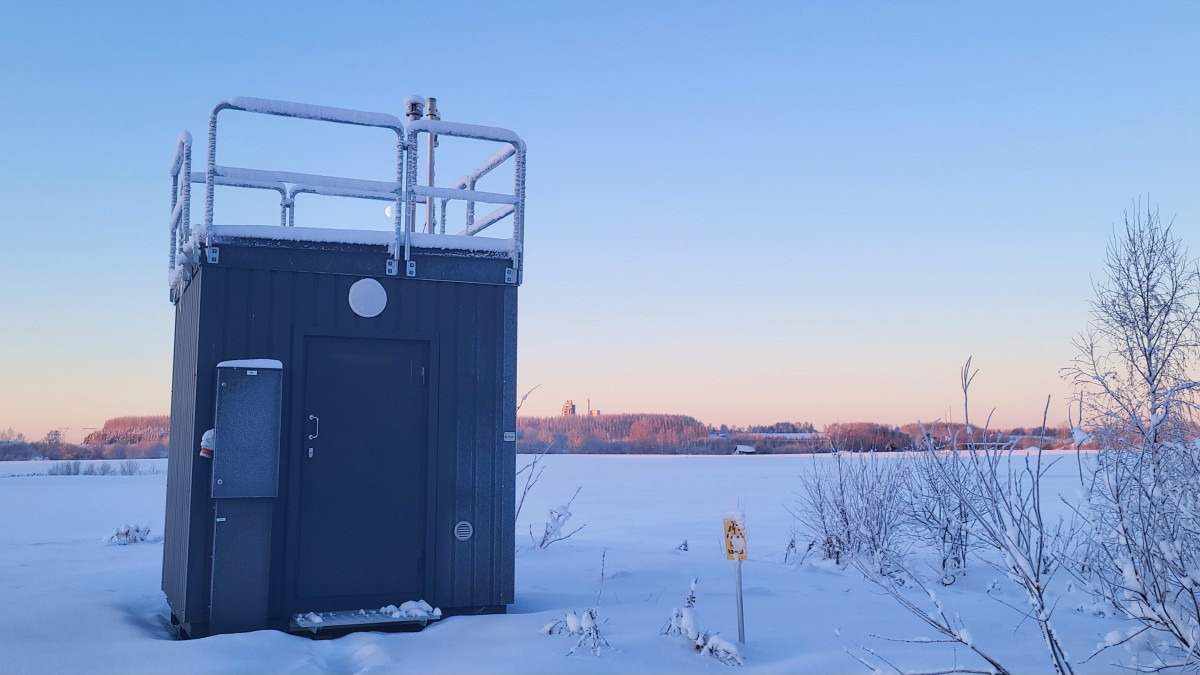 Стенд для измерения качества воздуха в зимнем пейзаже.