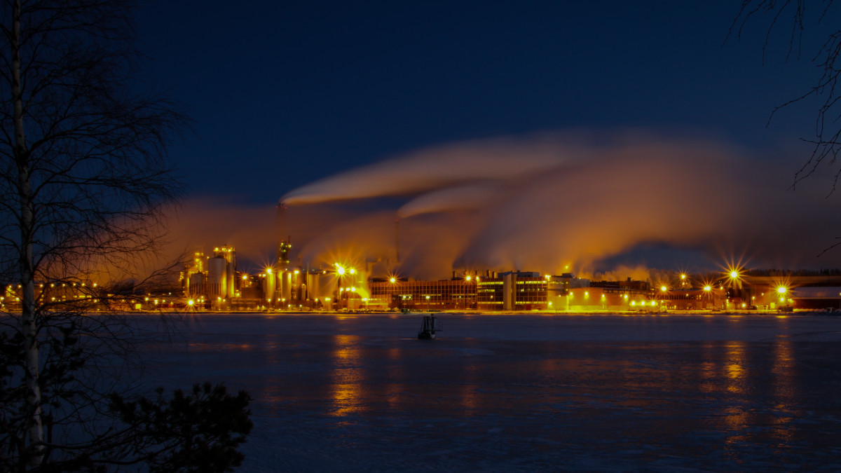 Вечерняя фотография фабрики Stora Enso в Каукопя.