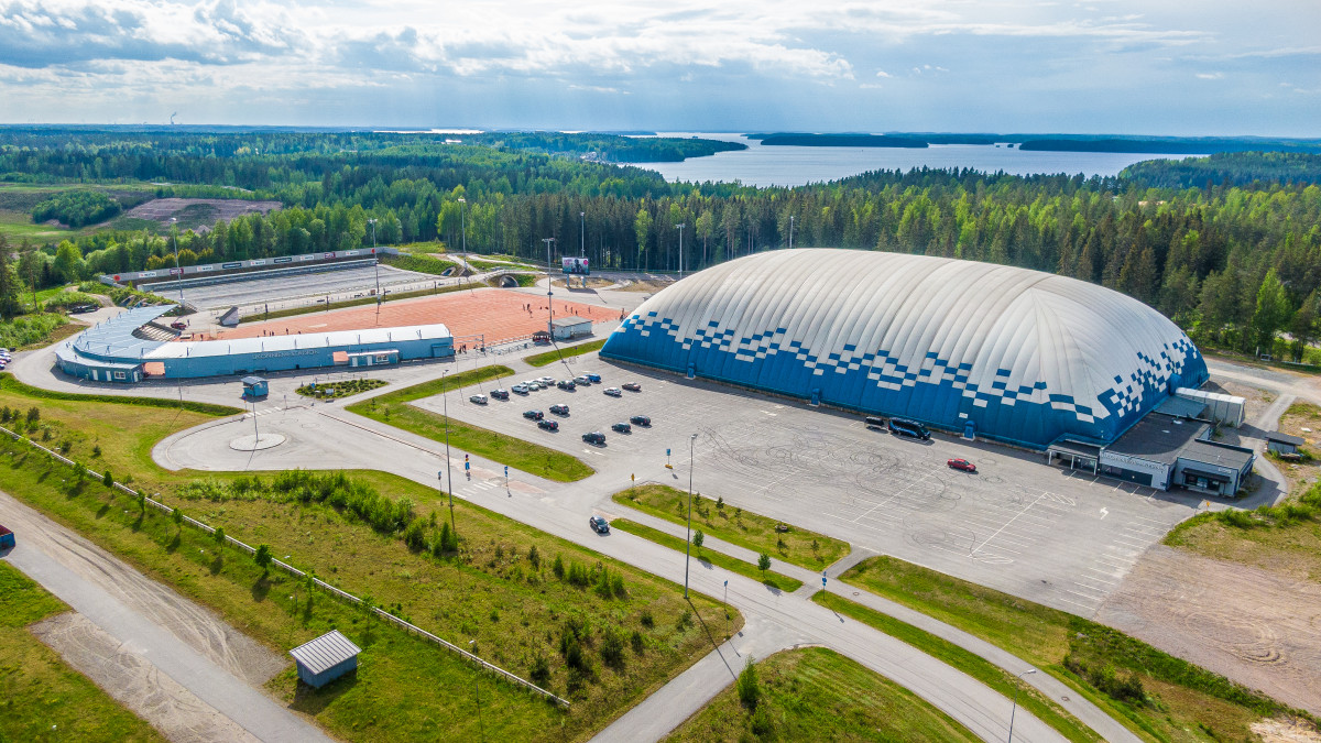 Luftaufnahme der Ukonniemi-Arena und des Baseballfeldes.