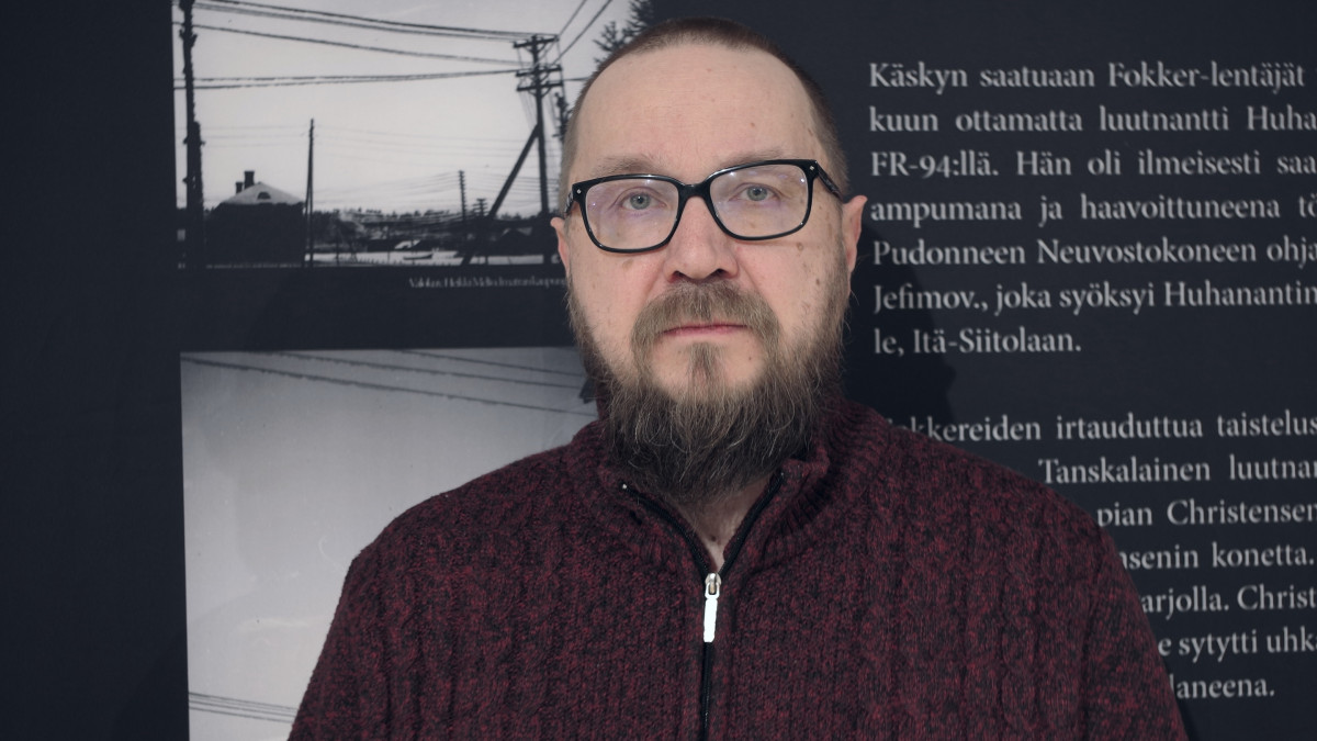 Kirjastonhoitaja Mika Kähkönen.