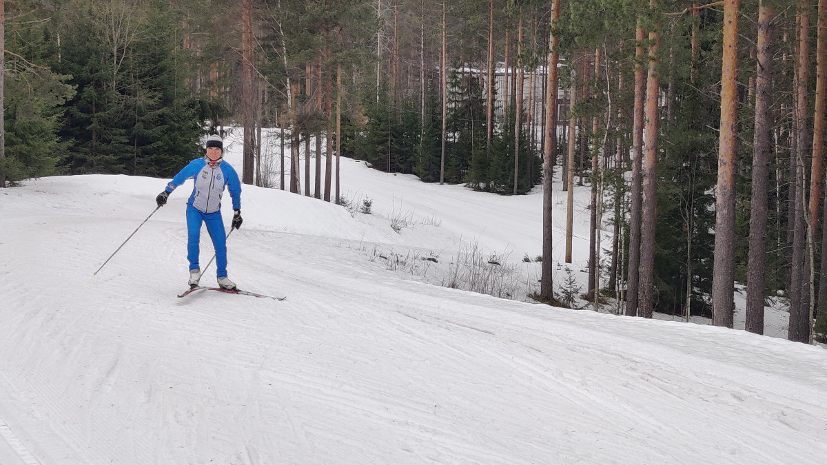 Трек и лыжник на коньках в гору.