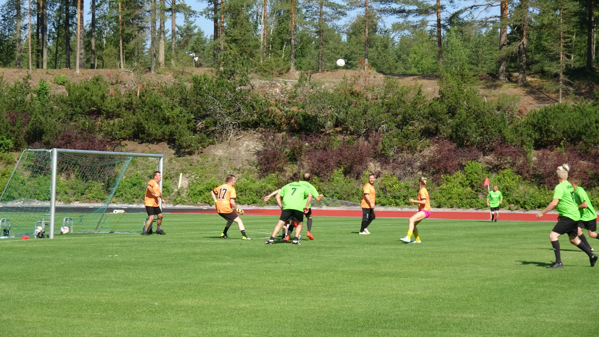 Imatran Karhumäen kentän käyttöönottoa juhlistettiin perjantaina jalkapallo-ottelulla, jossa kohtasivat Imatran kaupunkikonserni ja urakoitsijana toiminut Koneurakointi Ovaska Oy. Huippukuntoisella nurmella pelatun ottelun voitti Ovaska maalein 3 – 1.