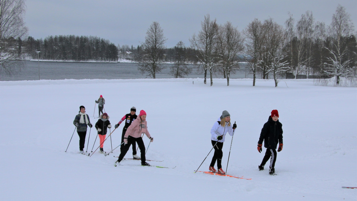 Linnalan koulun 6E-luokan oppilaat hiihtämässä Virran puistossa