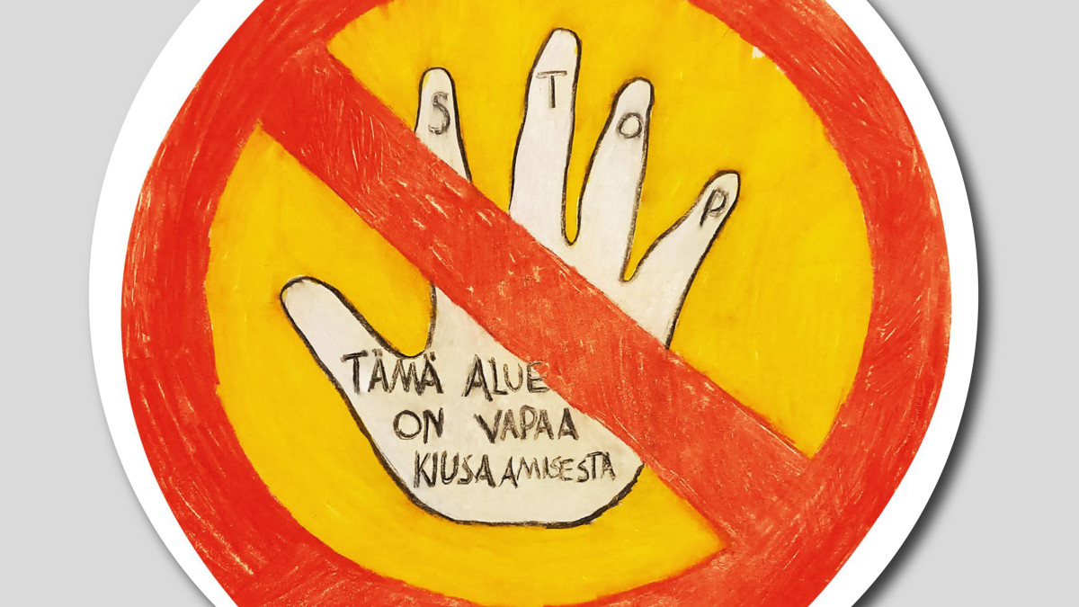 Знак, сделанный детьми, с надписью «зона, свободная от издевательств».