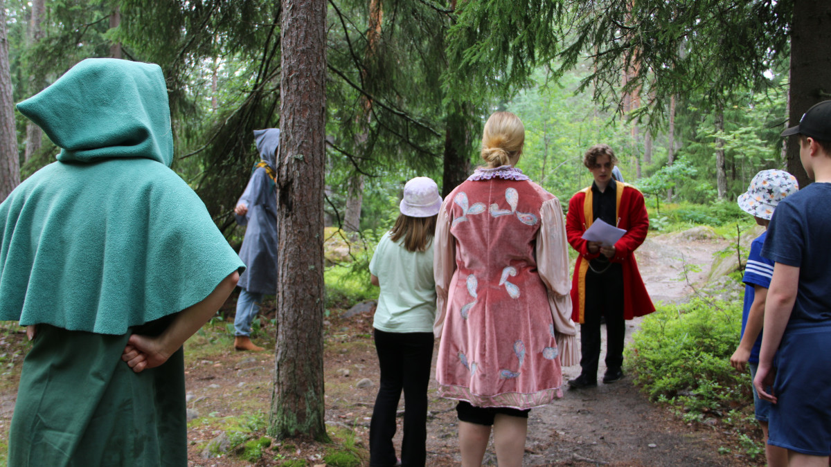 Actors and children dressed as historical figures in Kruununpuisto.