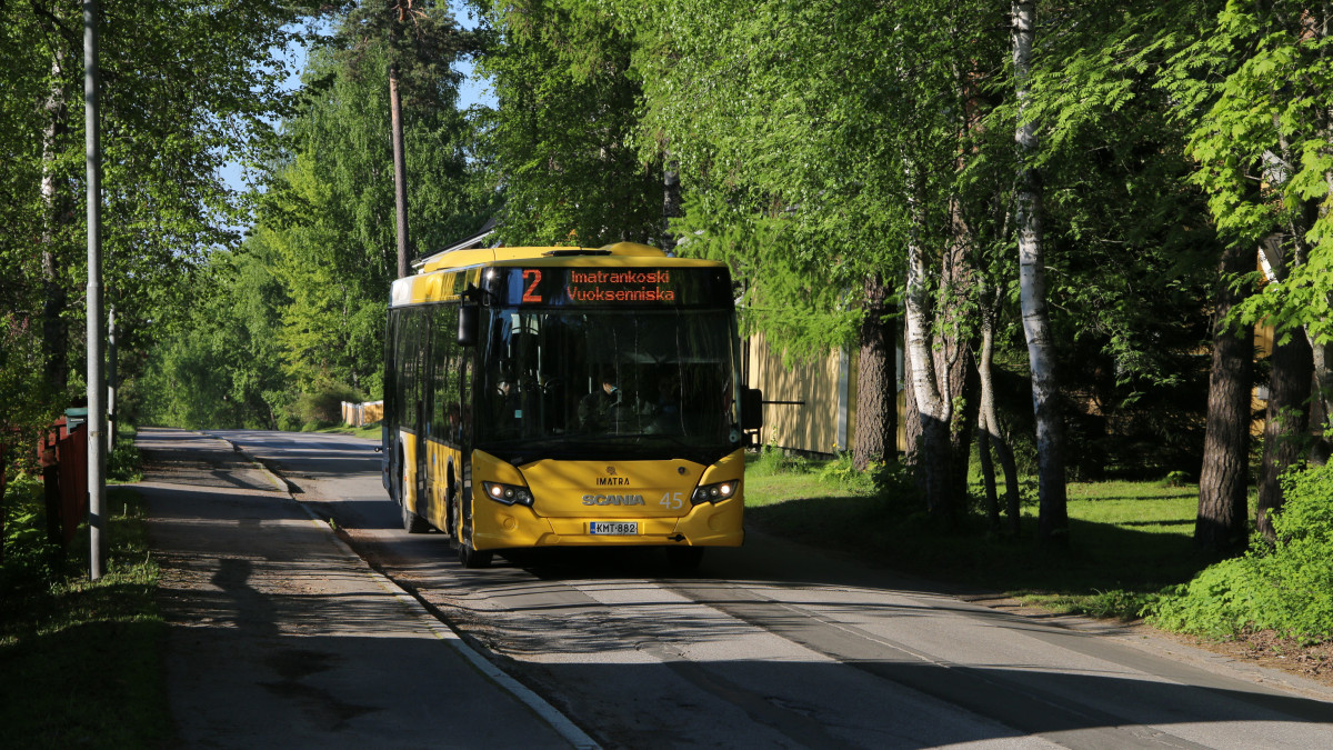 Imatran joukkoliikenteen keltainen bussi linjalla 2 katukuvassa.