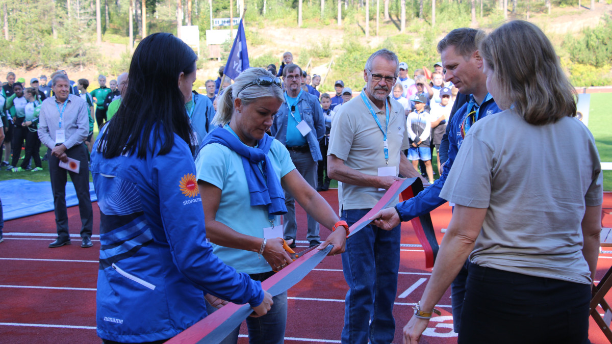Cutting the ribbon from the left, triple jumper Senni Salminen, running legends Marjo Venäläinen and Ossi Karppinen, and Aki Keskinen, president of Imatra Athletes