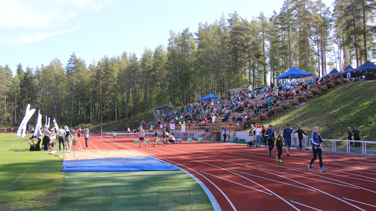 Yleisurheilukentän katsomossa yleisöä ja kilpailut käynnissä Imatralla 2019.