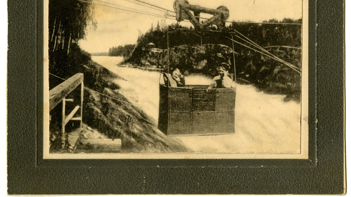 Vanha valokuva näköalakorista, joka liikennöi Imatrankosken yli 1800-luvulla
