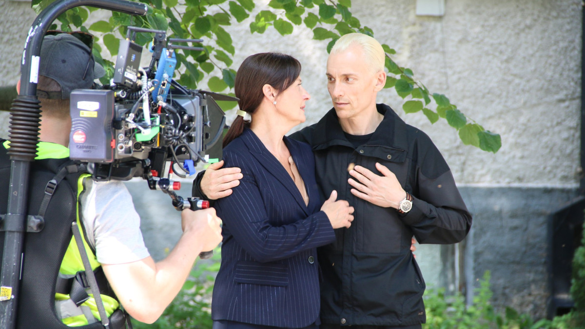 Two actors look into each other's eyes and are filmed with a video camera.