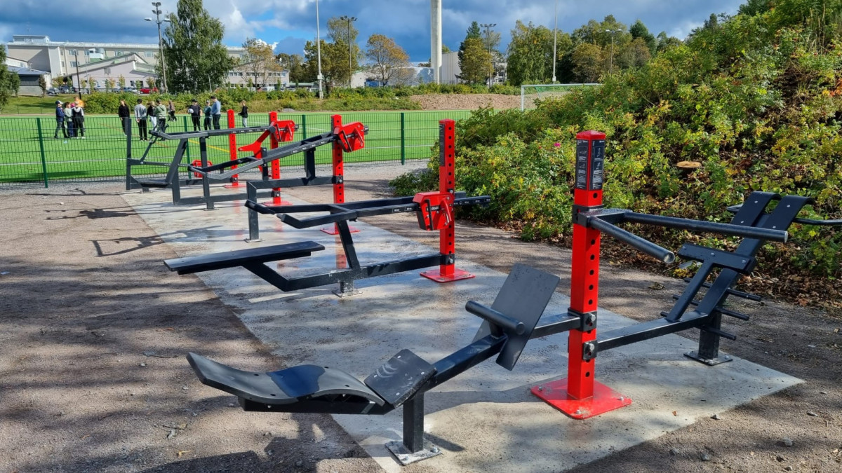 Outdoor exercise equipment on the Linnala field in Imatra.