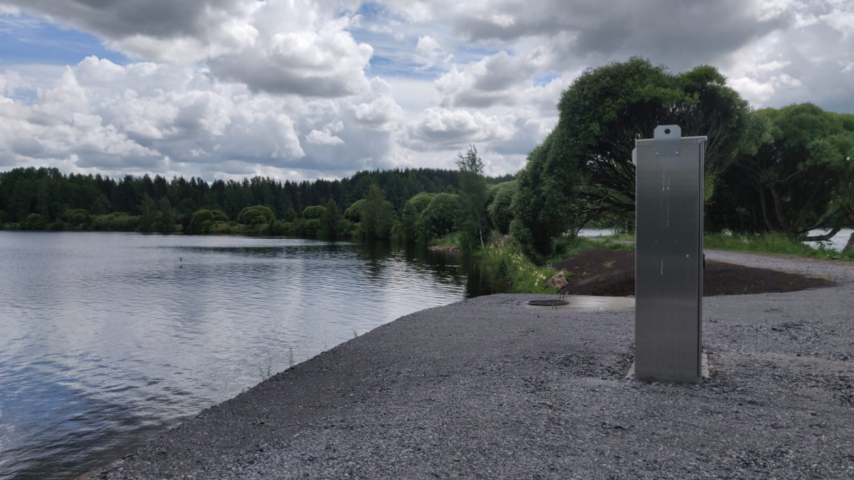 Electric cabinet by the water in Mellonlahti, Imatra.