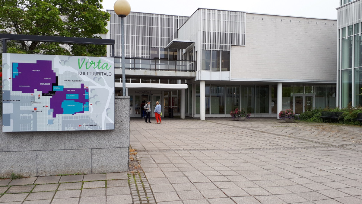 Pääkirjaston ja taidemuseon sisäänkäynti Kulttuuritalo Virrassa.