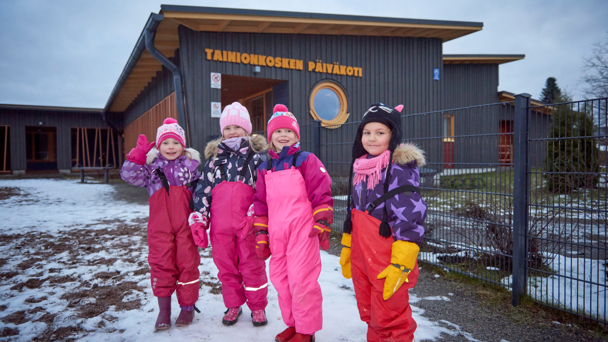 Children in the Tainionkoski daycare yard.