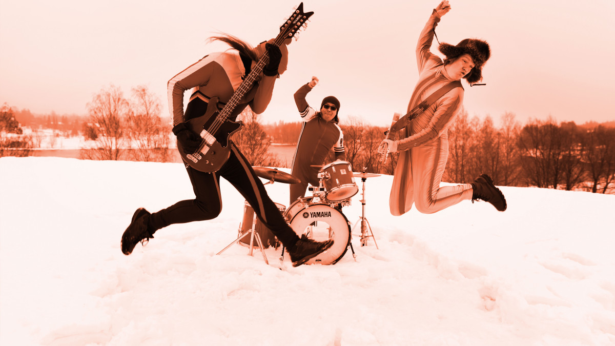 Bändi soittaa lumihangessa