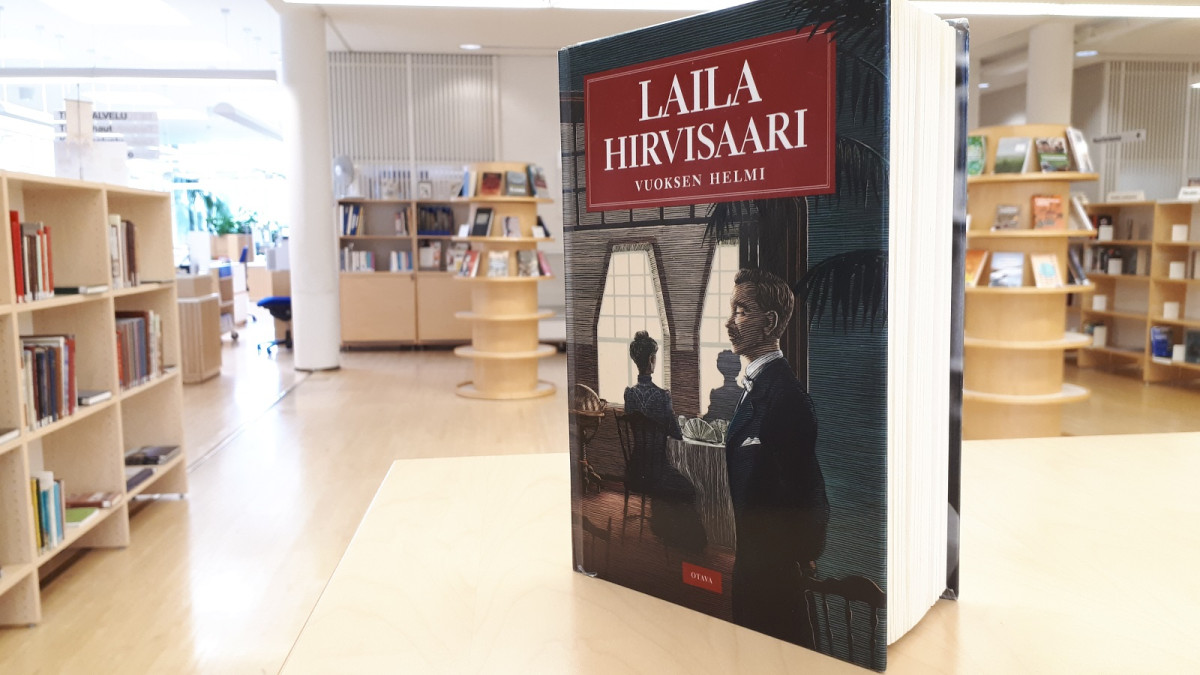 Laila Hirvisaaren kirjoittama kirja Vuoksen helmi pöydän päällä.