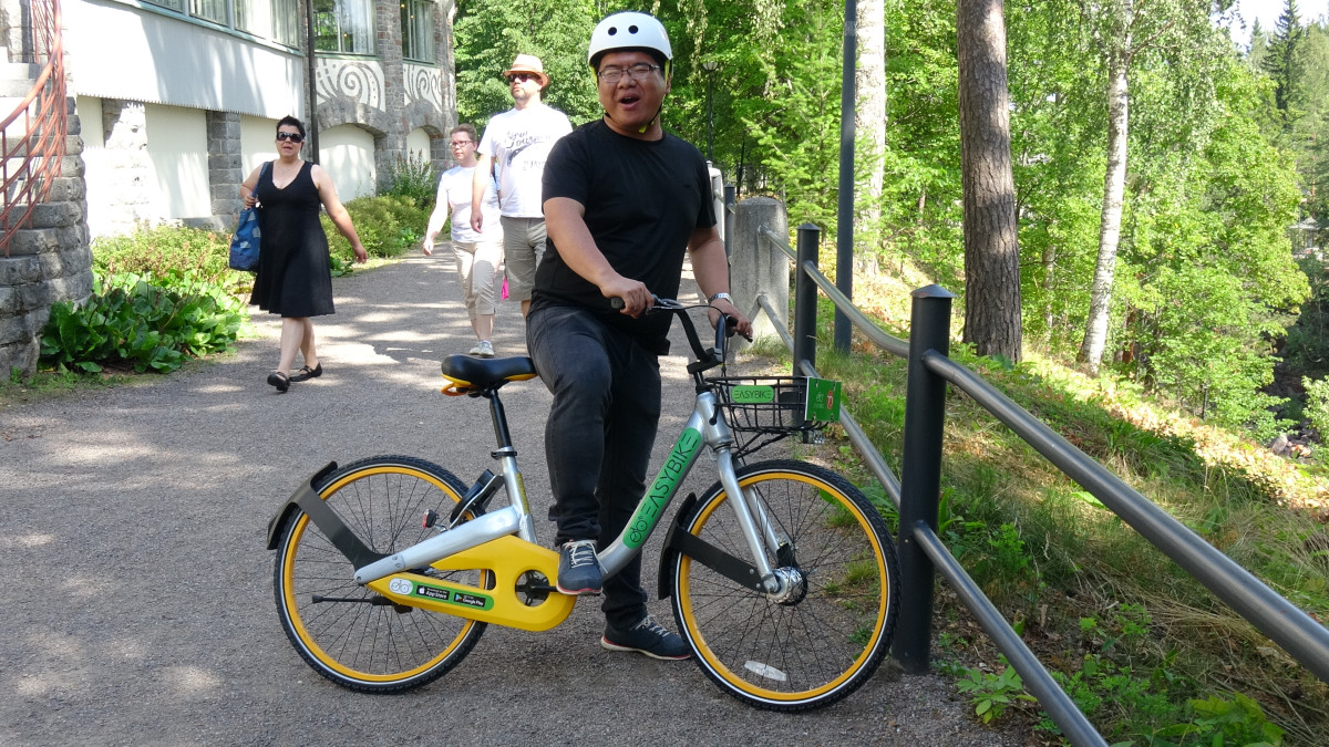 Easybiken toimitusjohtaja Yu Guo esittelemässä Imatran kaupunkipyörää 25.7.2018