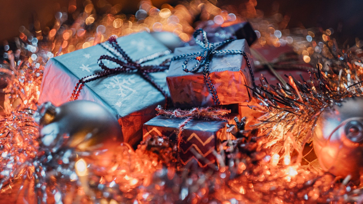 Рождественские подарочные пакеты в окружении рождественских огней.