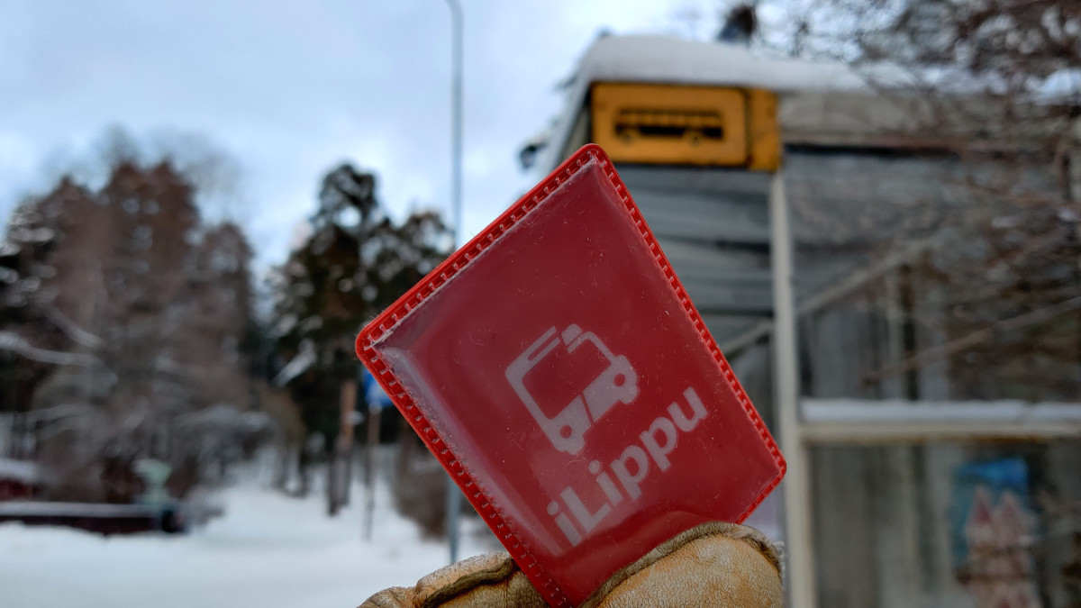 The iLipu case has a bus stop in the background in a winter landscape.