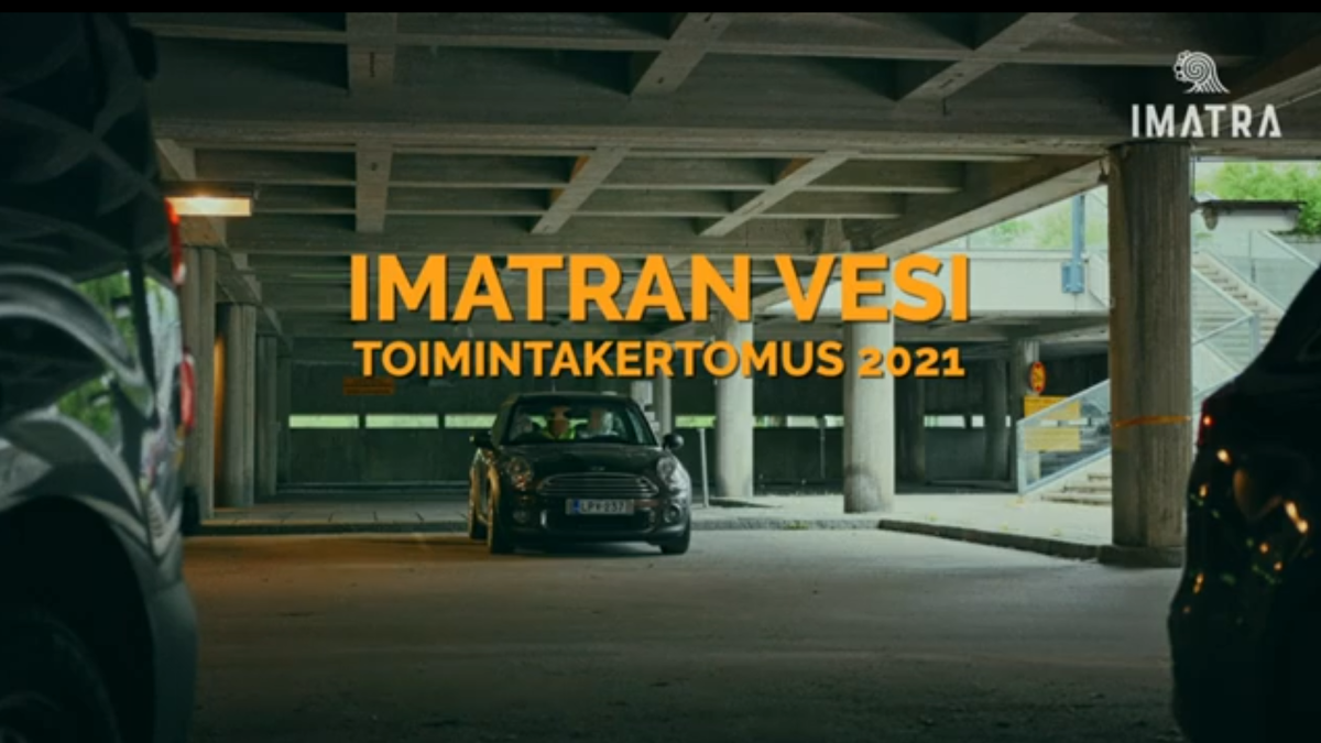 Parkkihallissa oleva auto, kuvassa teksti Imatran vesi toimintakertomus 2021.