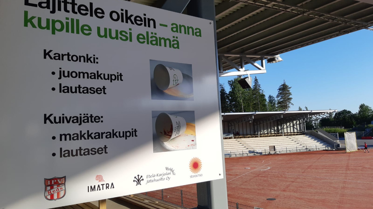 Доска с инструкциями по переработке отходов на стадионе Уконниеми.