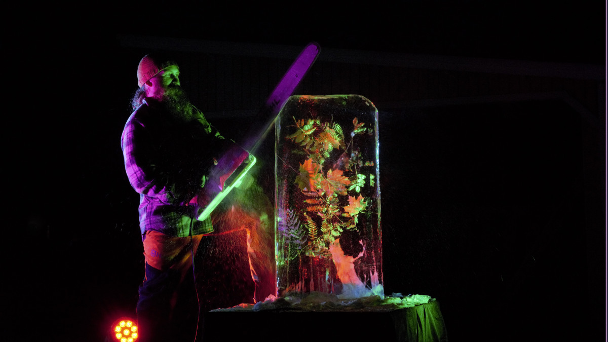Picture of the ice sculpture.