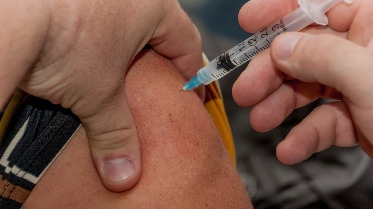 Ihmiselle annetaan rokotus käsivarteen.