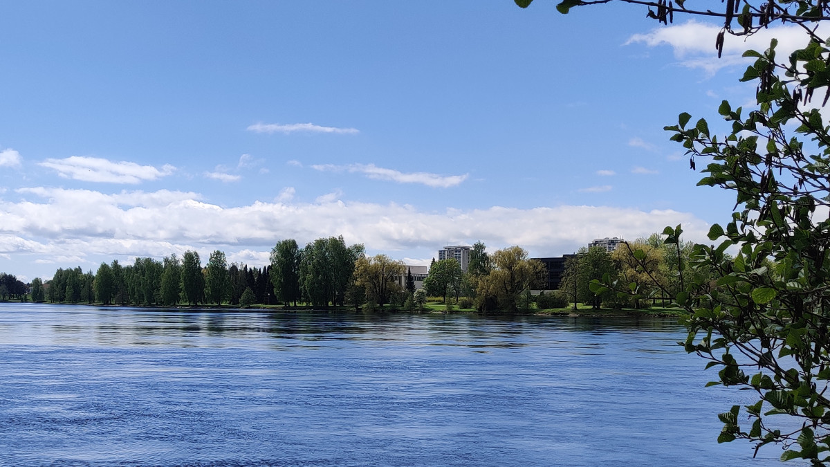 Joki, jonka vastarannalla on Imatran kaupungintalo.