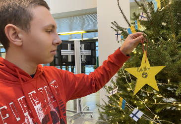 Украинец Даниил Кабанов. повесить на елку звезду с пожеланиями мира.