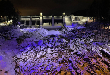 Lighting of the rapids in blue and white tones